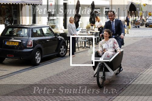 Naarden 24 september 2021
Nina ten Brink de dochter van Robert ten Brink en zijn vrouw Roos trouwt in het gemeentehuis van Naarden Vesting met haar man Laurens Jan . Ze arriveren in een bakfiets.