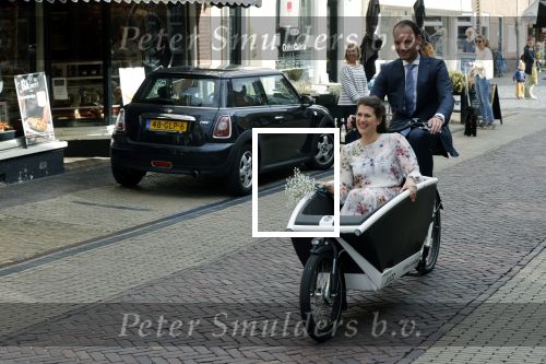 Naarden 24 september 2021
Nina ten Brink de dochter van Robert ten Brink en zijn vrouw Roos trouwt in het gemeentehuis van Naarden Vesting met haar man Laurens Jan . Ze arriveren in een bakfiets.