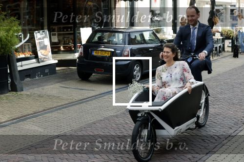 Naarden 24 september 2021
Nina ten Brink de dochter van Robert ten Brink en zijn vrouw Roos trouwt in het gemeentehuis van Naarden Vesting met haar man Laurens Jan . Ze arriveren in een bakfiets.