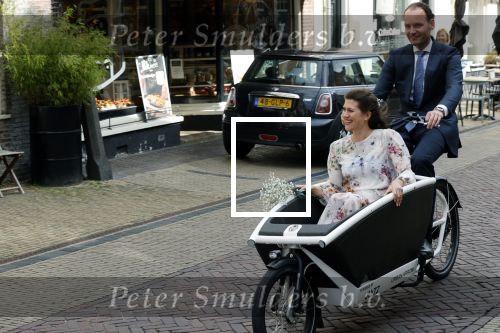 Naarden 24 september 2021
Nina ten Brink de dochter van Robert ten Brink en zijn vrouw Roos trouwt in het gemeentehuis van Naarden Vesting met haar man Laurens Jan . Ze arriveren in een bakfiets.