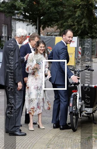 Naarden 24 september 2021
Nina ten Brink de dochter van Robert ten Brink en zijn vrouw Roos trouwt in het gemeentehuis van Naarden Vesting met haar man Laurens Jan . Ze arriveren in een bakfiets.