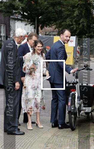 Naarden 24 september 2021
Nina ten Brink de dochter van Robert ten Brink en zijn vrouw Roos trouwt in het gemeentehuis van Naarden Vesting met haar man Laurens Jan . Ze arriveren in een bakfiets.