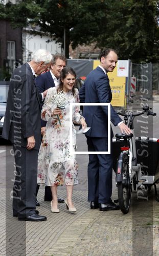 Naarden 24 september 2021
Nina ten Brink de dochter van Robert ten Brink en zijn vrouw Roos trouwt in het gemeentehuis van Naarden Vesting met haar man Laurens Jan . Ze arriveren in een bakfiets.