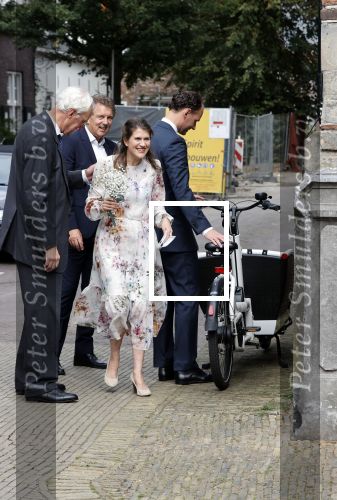 Naarden 24 september 2021
Nina ten Brink de dochter van Robert ten Brink en zijn vrouw Roos trouwt in het gemeentehuis van Naarden Vesting met haar man Laurens Jan . Ze arriveren in een bakfiets.