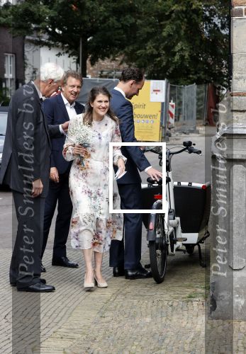 Naarden 24 september 2021
Nina ten Brink de dochter van Robert ten Brink en zijn vrouw Roos trouwt in het gemeentehuis van Naarden Vesting met haar man Laurens Jan . Ze arriveren in een bakfiets.
