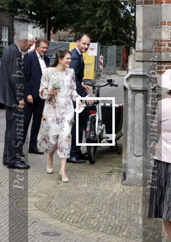 Naarden 24 september 2021
Nina ten Brink de dochter van Robert ten Brink en zijn vrouw Roos trouwt in het gemeentehuis van Naarden Vesting met haar man Laurens Jan . Ze arriveren in een bakfiets.
