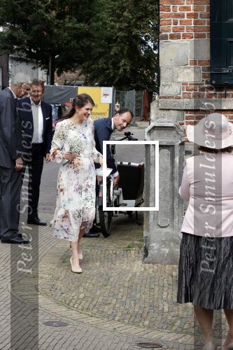Naarden 24 september 2021
Nina ten Brink de dochter van Robert ten Brink en zijn vrouw Roos trouwt in het gemeentehuis van Naarden Vesting met haar man Laurens Jan . Ze arriveren in een bakfiets.