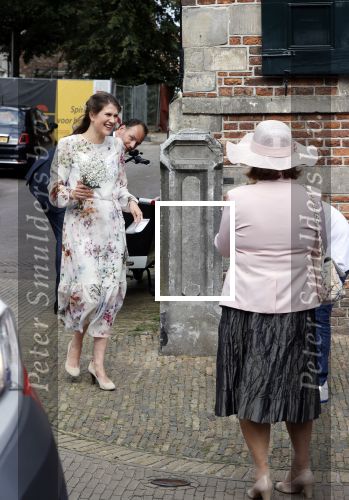 Naarden 24 september 2021
Nina ten Brink de dochter van Robert ten Brink en zijn vrouw Roos trouwt in het gemeentehuis van Naarden Vesting met haar man Laurens Jan . Ze arriveren in een bakfiets.