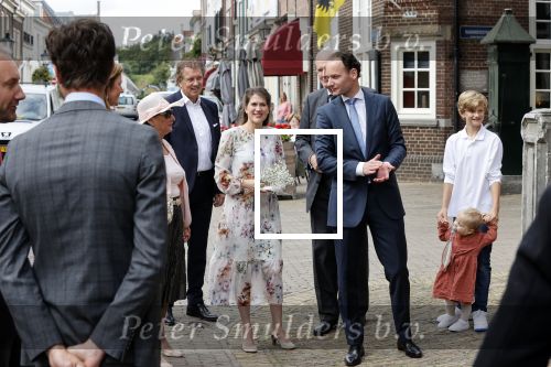 Naarden 24 september 2021
Nina ten Brink de dochter van Robert ten Brink en zijn vrouw Roos trouwt in het gemeentehuis van Naarden Vesting met haar man Laurens Jan . Ze arriveren in een bakfiets.