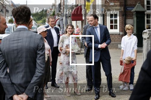 Naarden 24 september 2021
Nina ten Brink de dochter van Robert ten Brink en zijn vrouw Roos trouwt in het gemeentehuis van Naarden Vesting met haar man Laurens Jan . Ze arriveren in een bakfiets.