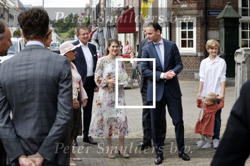 Naarden 24 september 2021
Nina ten Brink de dochter van Robert ten Brink en zijn vrouw Roos trouwt in het gemeentehuis van Naarden Vesting met haar man Laurens Jan . Ze arriveren in een bakfiets.