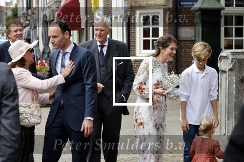 Naarden 24 september 2021
Nina ten Brink de dochter van Robert ten Brink en zijn vrouw Roos trouwt in het gemeentehuis van Naarden Vesting met haar man Laurens Jan . Ze arriveren in een bakfiets.