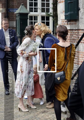 Naarden 24 september 2021
Nina ten Brink de dochter van Robert ten Brink en zijn vrouw Roos trouwt in het gemeentehuis van Naarden Vesting met haar man Laurens Jan . Ze arriveren in een bakfiets.