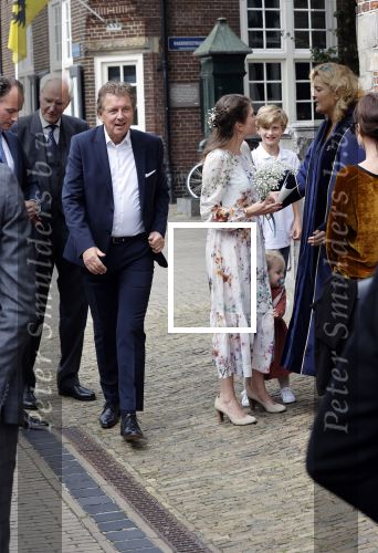 Naarden 24 september 2021
Nina ten Brink de dochter van Robert ten Brink en zijn vrouw Roos trouwt in het gemeentehuis van Naarden Vesting met haar man Laurens Jan . Ze arriveren in een bakfiets.