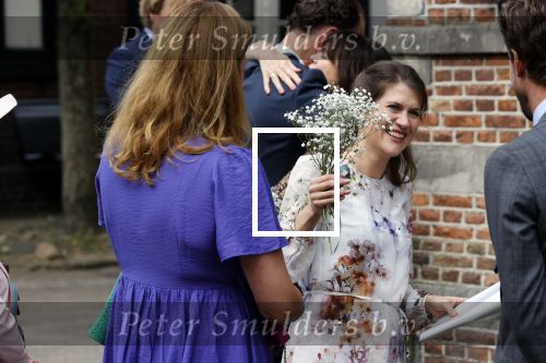 Naarden 24 september 2021
Nina ten Brink de dochter van Robert ten Brink en zijn vrouw Roos trouwt in het gemeentehuis van Naarden Vesting met haar man Laurens Jan . Ze arriveren in een bakfiets.