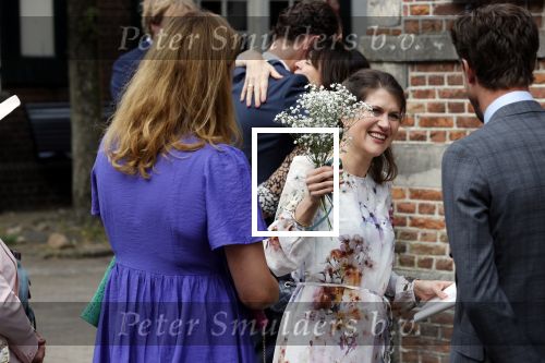Naarden 24 september 2021
Nina ten Brink de dochter van Robert ten Brink en zijn vrouw Roos trouwt in het gemeentehuis van Naarden Vesting met haar man Laurens Jan . Ze arriveren in een bakfiets.