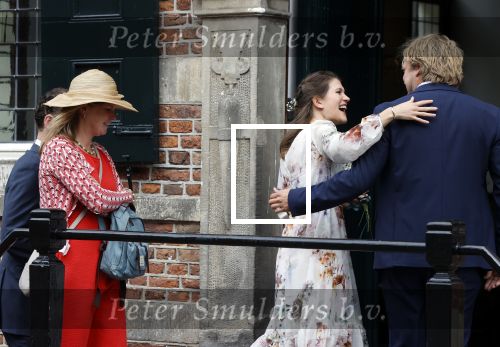 Naarden 24 september 2021
Nina ten Brink de dochter van Robert ten Brink en zijn vrouw Roos trouwt in het gemeentehuis van Naarden Vesting met haar man Laurens Jan . Ze arriveren in een bakfiets.
