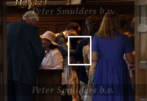 Naarden 24 september 2021
Nina ten Brink de dochter van Robert ten Brink en zijn vrouw Roos trouwt in het gemeentehuis van Naarden Vesting met haar man Laurens Jan . Ze arriveren in een bakfiets.