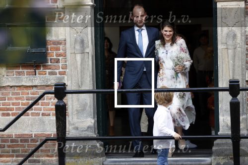 Naarden 24 september 2021
Nina ten Brink de dochter van Robert ten Brink en zijn vrouw Roos trouwt in het gemeentehuis van Naarden Vesting met haar man Laurens Jan . Ze arriveren in een bakfiets.