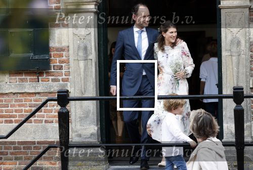 Naarden 24 september 2021
Nina ten Brink de dochter van Robert ten Brink en zijn vrouw Roos trouwt in het gemeentehuis van Naarden Vesting met haar man Laurens Jan . Ze arriveren in een bakfiets.