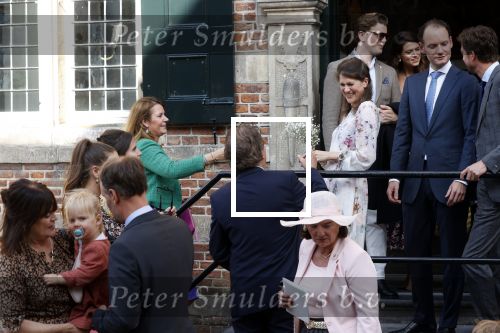 Naarden 24 september 2021
Nina ten Brink de dochter van Robert ten Brink en zijn vrouw Roos trouwt in het gemeentehuis van Naarden Vesting met haar man Laurens Jan . Ze arriveren in een bakfiets.