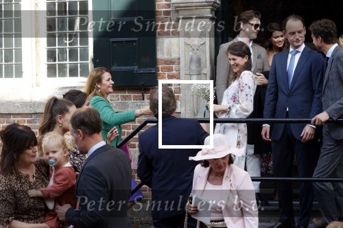 Naarden 24 september 2021
Nina ten Brink de dochter van Robert ten Brink en zijn vrouw Roos trouwt in het gemeentehuis van Naarden Vesting met haar man Laurens Jan . Ze arriveren in een bakfiets.