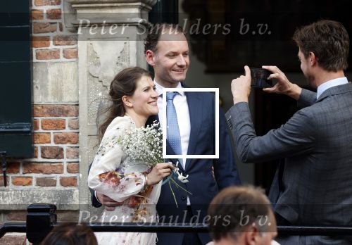 Naarden 24 september 2021
Nina ten Brink de dochter van Robert ten Brink en zijn vrouw Roos trouwt in het gemeentehuis van Naarden Vesting met haar man Laurens Jan . Ze arriveren in een bakfiets.