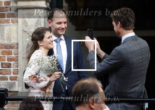 Naarden 24 september 2021
Nina ten Brink de dochter van Robert ten Brink en zijn vrouw Roos trouwt in het gemeentehuis van Naarden Vesting met haar man Laurens Jan . Ze arriveren in een bakfiets.