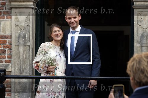 Naarden 24 september 2021
Nina ten Brink de dochter van Robert ten Brink en zijn vrouw Roos trouwt in het gemeentehuis van Naarden Vesting met haar man Laurens Jan . Ze arriveren in een bakfiets.
