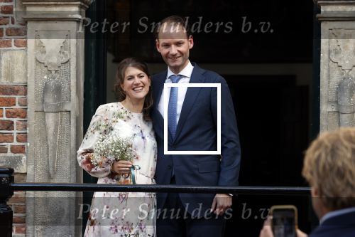 Naarden 24 september 2021
Nina ten Brink de dochter van Robert ten Brink en zijn vrouw Roos trouwt in het gemeentehuis van Naarden Vesting met haar man Laurens Jan . Ze arriveren in een bakfiets.