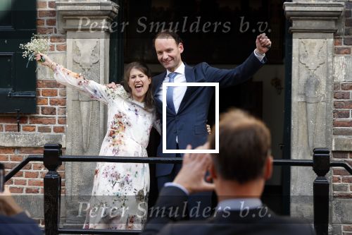 Naarden 24 september 2021
Nina ten Brink de dochter van Robert ten Brink en zijn vrouw Roos trouwt in het gemeentehuis van Naarden Vesting met haar man Laurens Jan . Ze arriveren in een bakfiets.