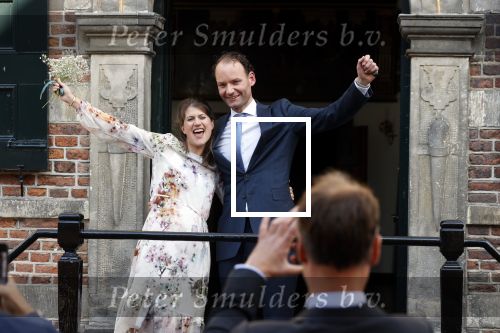 Naarden 24 september 2021
Nina ten Brink de dochter van Robert ten Brink en zijn vrouw Roos trouwt in het gemeentehuis van Naarden Vesting met haar man Laurens Jan . Ze arriveren in een bakfiets.