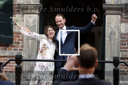 Naarden 24 september 2021
Nina ten Brink de dochter van Robert ten Brink en zijn vrouw Roos trouwt in het gemeentehuis van Naarden Vesting met haar man Laurens Jan . Ze arriveren in een bakfiets.