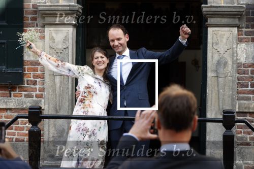Naarden 24 september 2021
Nina ten Brink de dochter van Robert ten Brink en zijn vrouw Roos trouwt in het gemeentehuis van Naarden Vesting met haar man Laurens Jan . Ze arriveren in een bakfiets.
