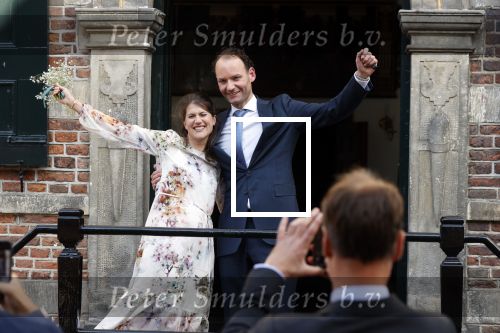 Naarden 24 september 2021
Nina ten Brink de dochter van Robert ten Brink en zijn vrouw Roos trouwt in het gemeentehuis van Naarden Vesting met haar man Laurens Jan . Ze arriveren in een bakfiets.