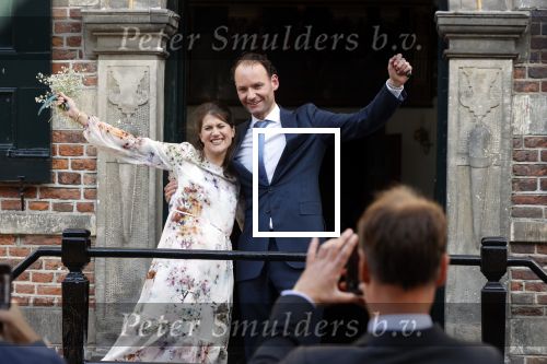 Naarden 24 september 2021
Nina ten Brink de dochter van Robert ten Brink en zijn vrouw Roos trouwt in het gemeentehuis van Naarden Vesting met haar man Laurens Jan . Ze arriveren in een bakfiets.