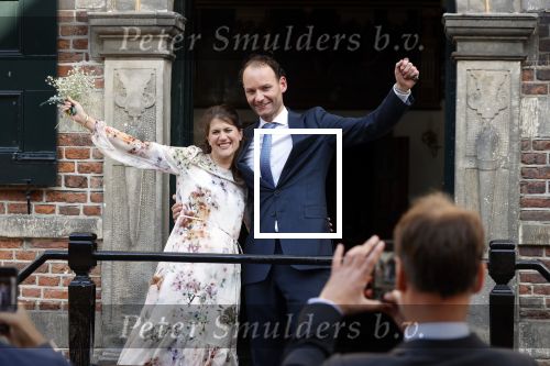 Naarden 24 september 2021
Nina ten Brink de dochter van Robert ten Brink en zijn vrouw Roos trouwt in het gemeentehuis van Naarden Vesting met haar man Laurens Jan . Ze arriveren in een bakfiets.