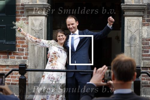 Naarden 24 september 2021
Nina ten Brink de dochter van Robert ten Brink en zijn vrouw Roos trouwt in het gemeentehuis van Naarden Vesting met haar man Laurens Jan . Ze arriveren in een bakfiets.