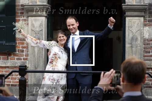Naarden 24 september 2021
Nina ten Brink de dochter van Robert ten Brink en zijn vrouw Roos trouwt in het gemeentehuis van Naarden Vesting met haar man Laurens Jan . Ze arriveren in een bakfiets.
