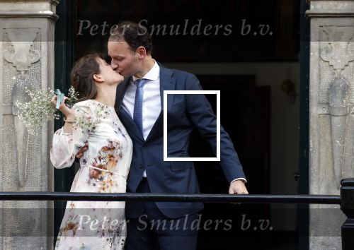 Naarden 24 september 2021
Nina ten Brink de dochter van Robert ten Brink en zijn vrouw Roos trouwt in het gemeentehuis van Naarden Vesting met haar man Laurens Jan . Ze arriveren in een bakfiets.