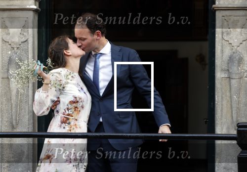 Naarden 24 september 2021
Nina ten Brink de dochter van Robert ten Brink en zijn vrouw Roos trouwt in het gemeentehuis van Naarden Vesting met haar man Laurens Jan . Ze arriveren in een bakfiets.