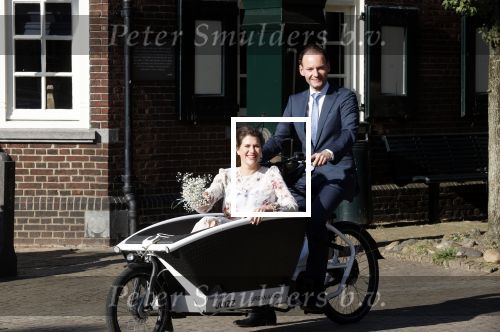 Naarden 24 september 2021
Nina ten Brink de dochter van Robert ten Brink en zijn vrouw Roos trouwt in het gemeentehuis van Naarden Vesting met haar man Laurens Jan . Ze arriveren in een bakfiets.
