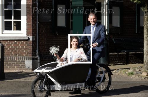 Naarden 24 september 2021
Nina ten Brink de dochter van Robert ten Brink en zijn vrouw Roos trouwt in het gemeentehuis van Naarden Vesting met haar man Laurens Jan . Ze arriveren in een bakfiets.