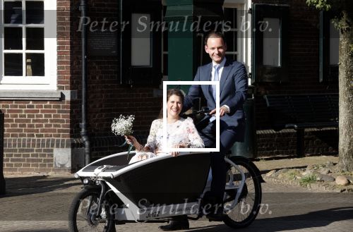 Naarden 24 september 2021
Nina ten Brink de dochter van Robert ten Brink en zijn vrouw Roos trouwt in het gemeentehuis van Naarden Vesting met haar man Laurens Jan . Ze arriveren in een bakfiets.