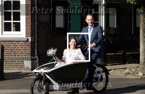 Naarden 24 september 2021
Nina ten Brink de dochter van Robert ten Brink en zijn vrouw Roos trouwt in het gemeentehuis van Naarden Vesting met haar man Laurens Jan . Ze arriveren in een bakfiets.