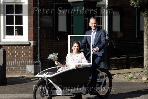 Naarden 24 september 2021
Nina ten Brink de dochter van Robert ten Brink en zijn vrouw Roos trouwt in het gemeentehuis van Naarden Vesting met haar man Laurens Jan . Ze arriveren in een bakfiets.