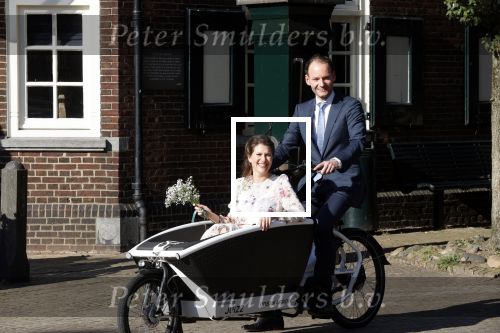 Naarden 24 september 2021
Nina ten Brink de dochter van Robert ten Brink en zijn vrouw Roos trouwt in het gemeentehuis van Naarden Vesting met haar man Laurens Jan . Ze arriveren in een bakfiets.