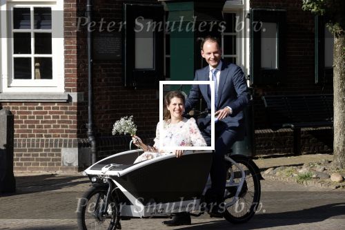 Naarden 24 september 2021
Nina ten Brink de dochter van Robert ten Brink en zijn vrouw Roos trouwt in het gemeentehuis van Naarden Vesting met haar man Laurens Jan . Ze arriveren in een bakfiets.