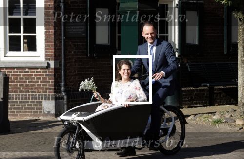 Naarden 24 september 2021
Nina ten Brink de dochter van Robert ten Brink en zijn vrouw Roos trouwt in het gemeentehuis van Naarden Vesting met haar man Laurens Jan . Ze arriveren in een bakfiets.