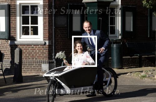 Naarden 24 september 2021
Nina ten Brink de dochter van Robert ten Brink en zijn vrouw Roos trouwt in het gemeentehuis van Naarden Vesting met haar man Laurens Jan . Ze arriveren in een bakfiets.